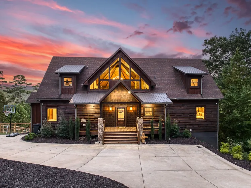 Three Broomsticks - View, game room, hot tub, pets - Image 1