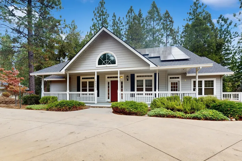 Games, Covered Deck: Family Home 28 Mi to Yosemite - Image 1