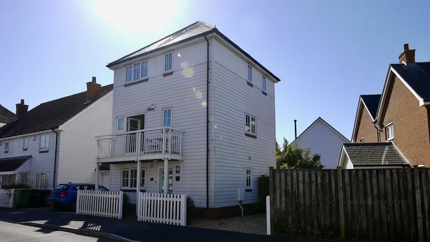 3 bedroom home | enclosed garden | close to beach - Image 1