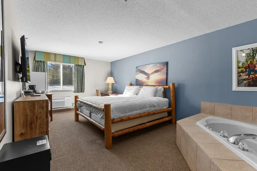 Nisswa Hotel & Suites – Cullen Lake Jacuzzi King - Image 1