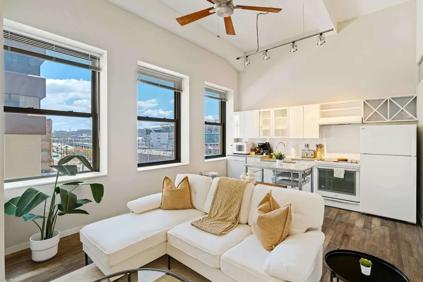 Downtown Apt with Pool, Parking near stadiums - Image 1
