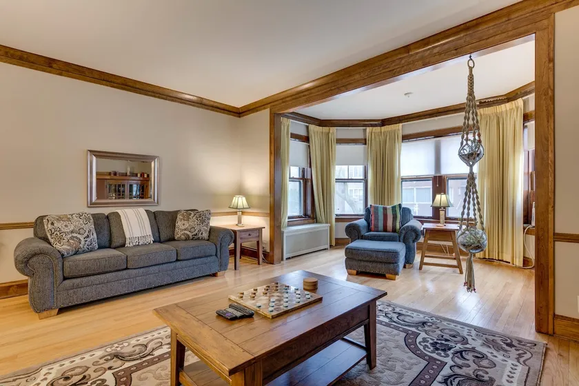 Beautiful Three Bedroom Apartment Near Loyola - Image 1