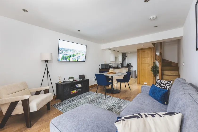 Elegant 1BDR Flat with Private Patio - Image 1