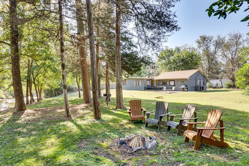 On-site Creek & Spacious Yard: Family Gem in Royal - Image 1