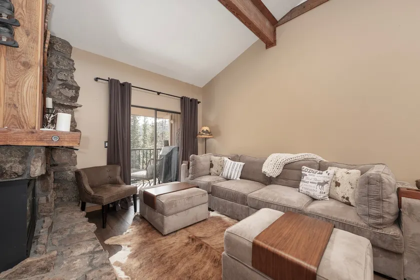 Elegant 2 bedroom, vaulted ceilings, renovated - Image 1