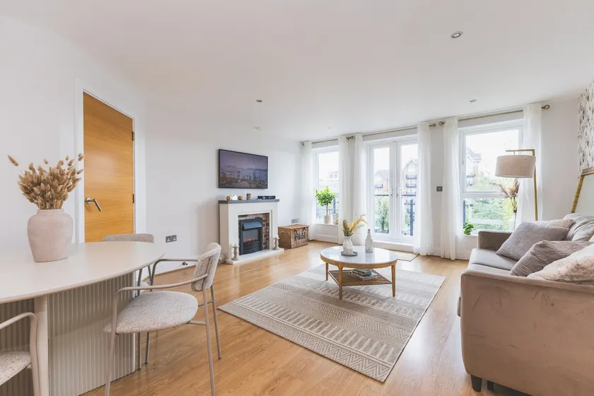 Elegant 2 BDR 2 Bath Apartment with Canal Views - Image 1