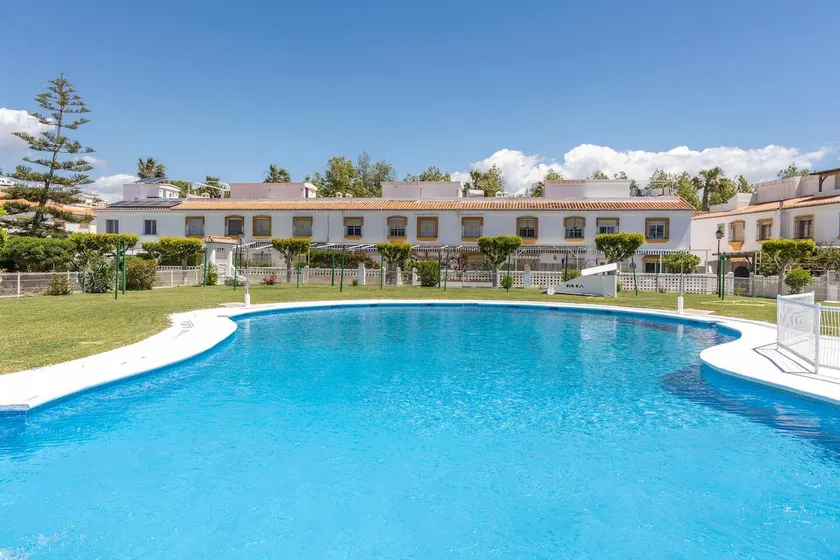 Townhouse with pool next to the beach - Image 1