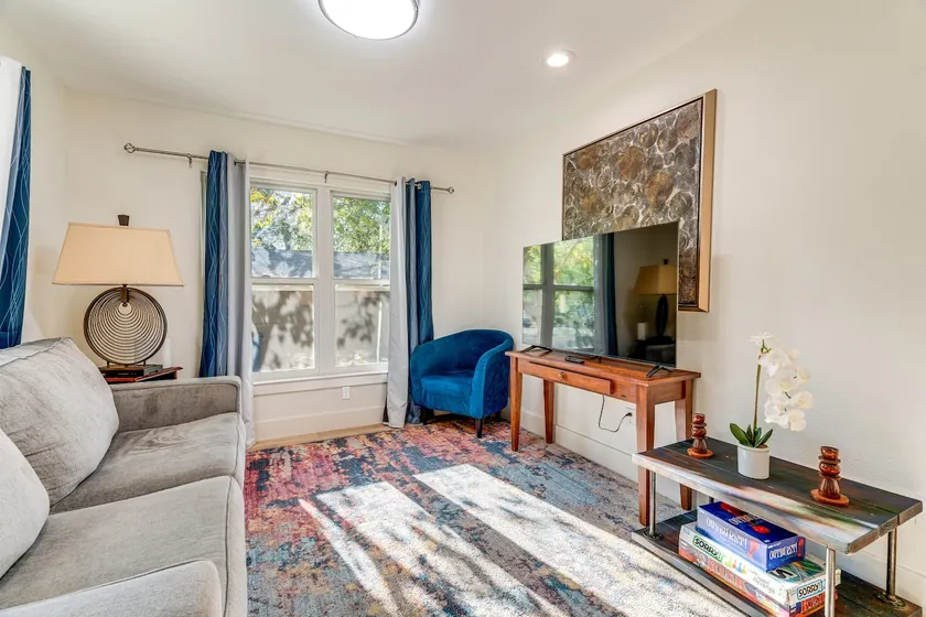 4 Mi to UT Austin: Bright & Modern Family Home - Image 1