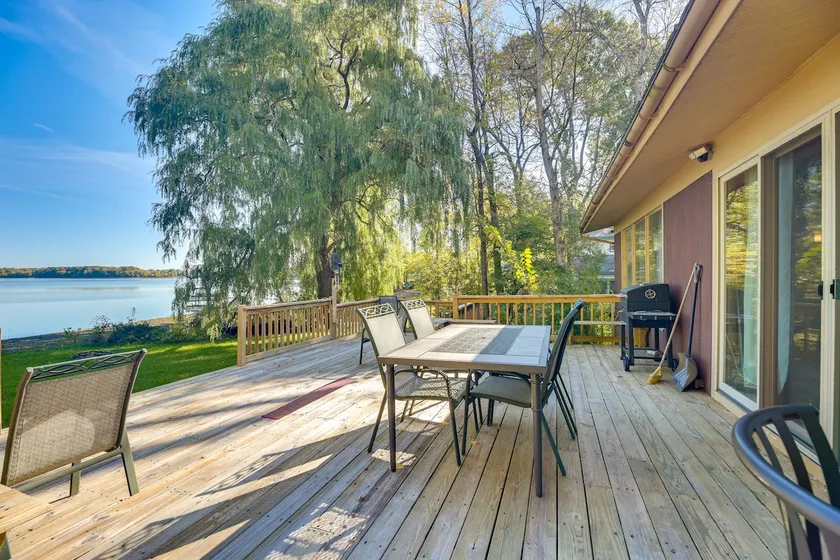 Lakefront Escape: Waterfront Lake Champlain Home - Image 1