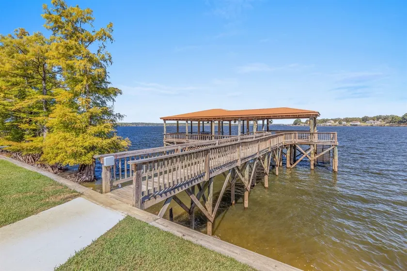 Lake Escape Paradise: Lakefront Retreat | Private - Image 1