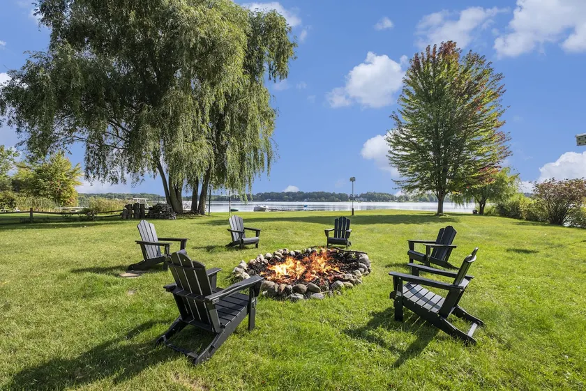 Grandmas Cozy Cottage on All Sports Lincoln Lake - Image 1