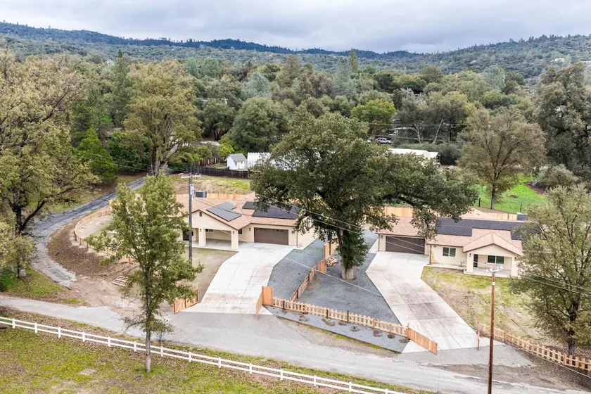 Oakhurst Oasis :Modern Design, Hot Tub, Sleeps 19+ - Image 1