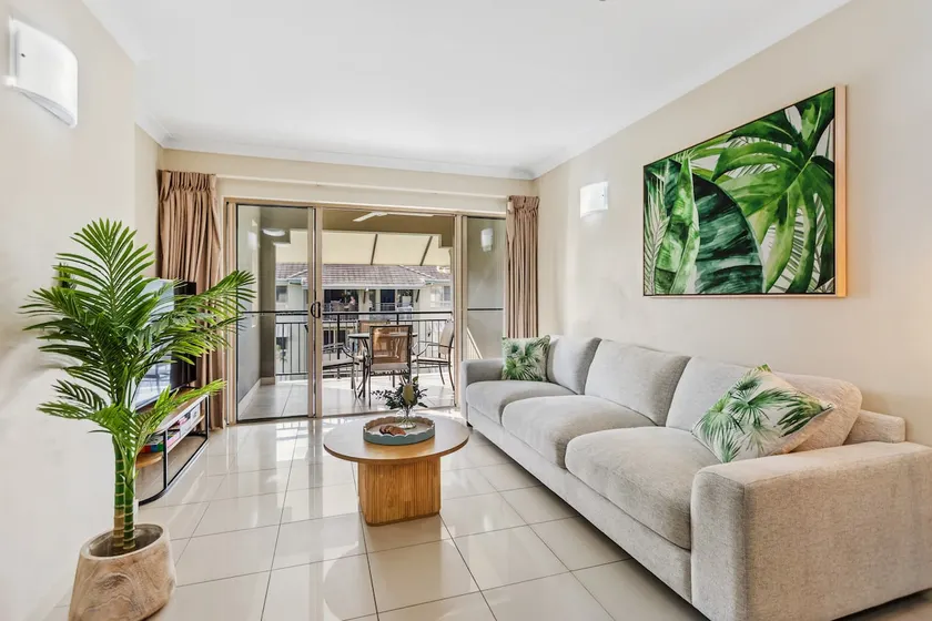 Cairns 2BR Palms Stay Top Floor & Pool View - Image 1