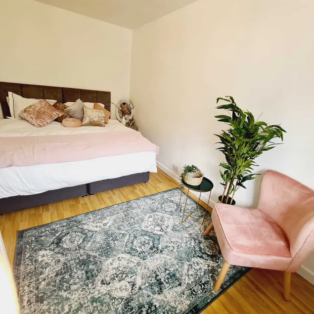 Hale lodge|Stylish House nearTube with freeParking - Image 1