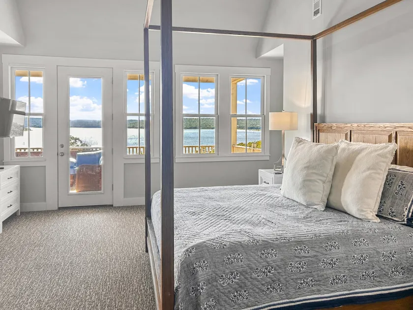 Carlton Landing Luxury Lakeview w/Golf Cart Rental - Image 1