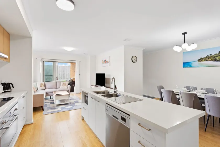 Family-Friendly Coastal Retreat with Modern Amenit - Image 1