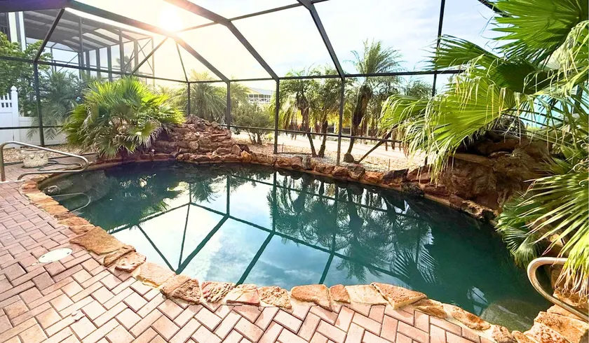 Fort Myers Beach 2 Bedroom 2 Bathroom Home Duplex - Image 1