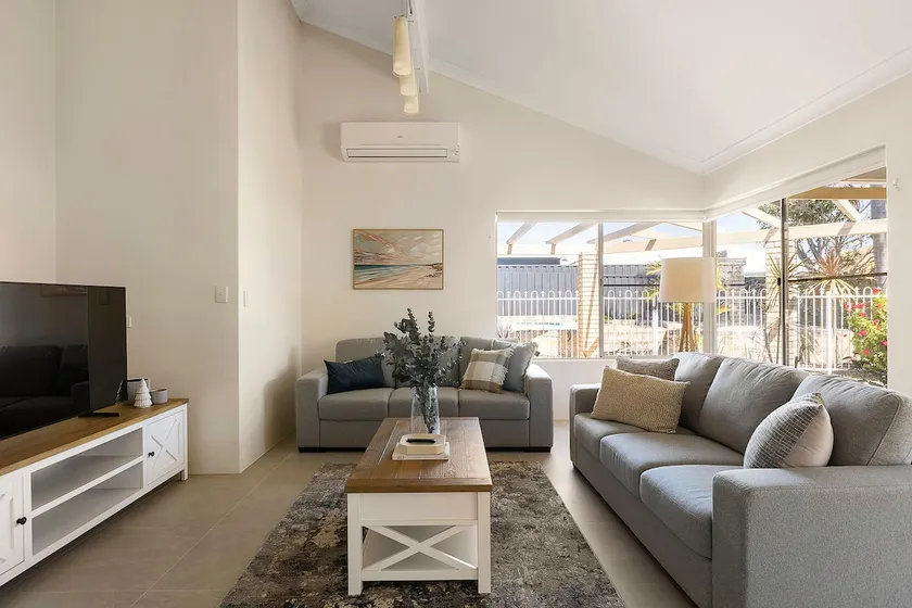 Broadbeach Retreat - 300m walk to the beach - Image 1