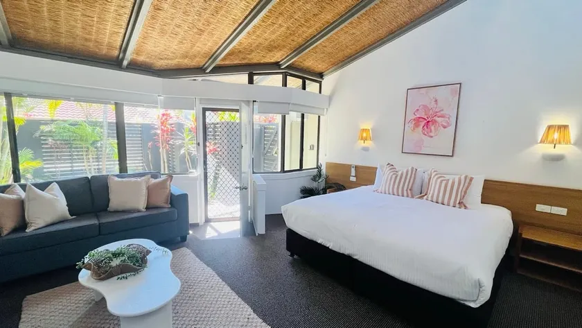 Hibiscus Villa - Beach front, 3 Pools, Tennis - Image 1