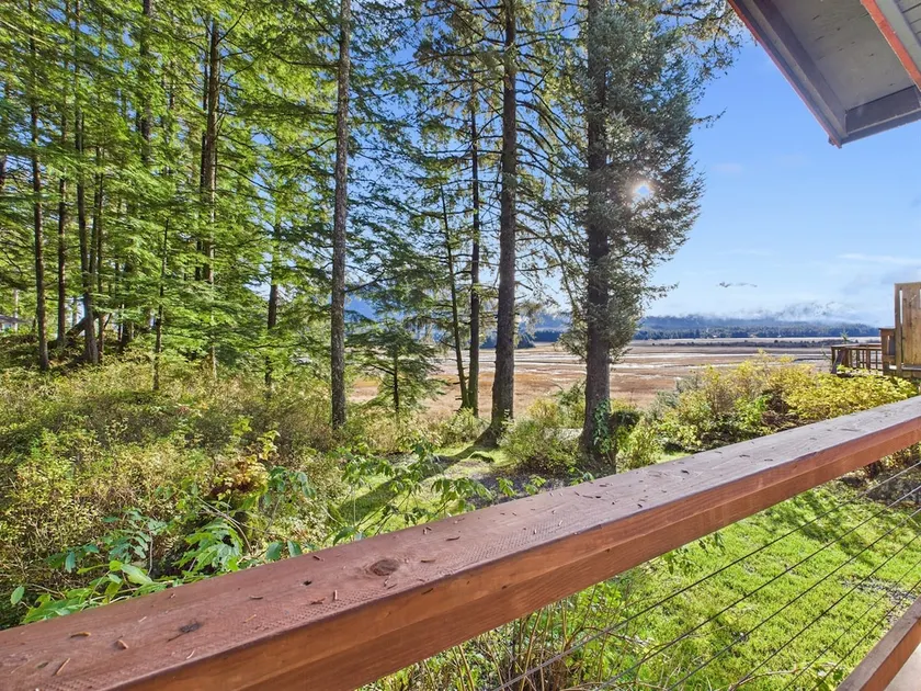 Sunny Point 2BR with Deck & Mountain Views - Image 1