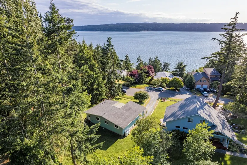 Wolf Beach Cottage by AvantStay | Harbor Views - Image 1