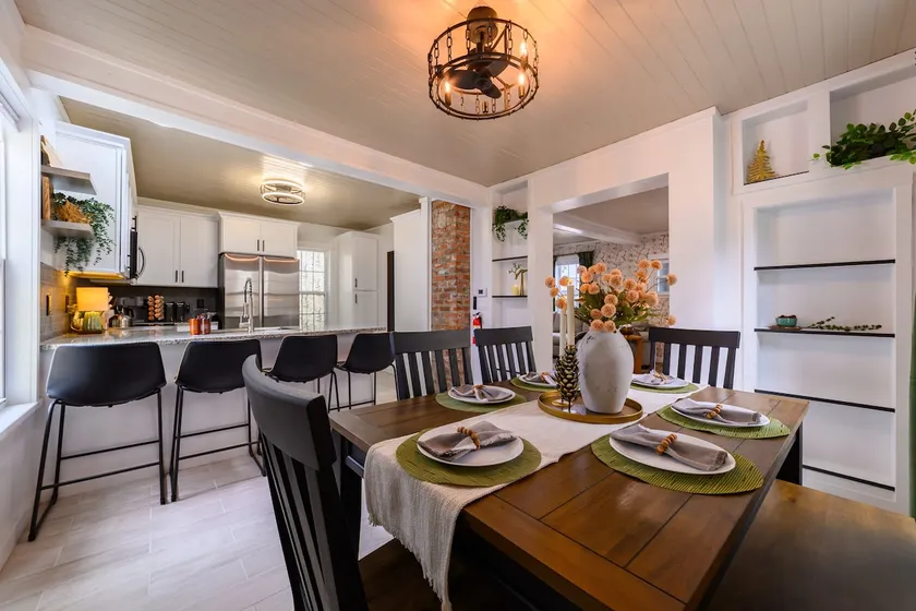 Newly Renovated Old Town King Suite Fire Pit - Image 1