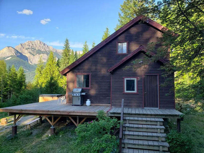 Stay Golden - Harnett House. sleeps 10, hot tub - Image 1