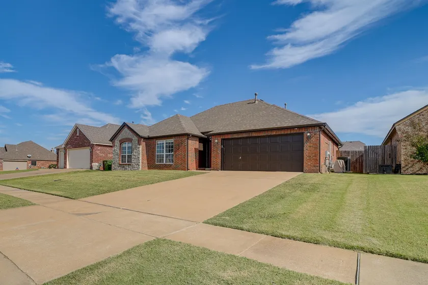 Walk to Park & Pool, Broken Arrow Family Escape! - Image 1