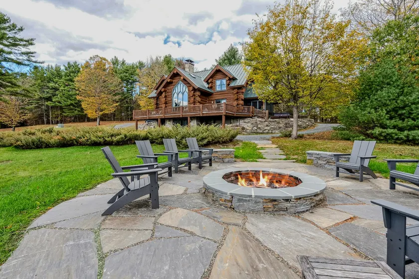 Spruce Moose Lodge, Custom Log Cabin with Hot Tub - Image 1