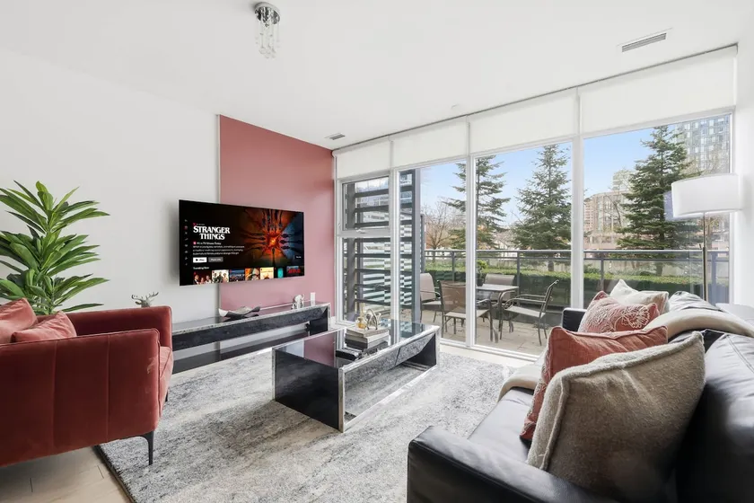 Lux 4BR Townhome, Walk to CN Tower with Parking! - Image 1