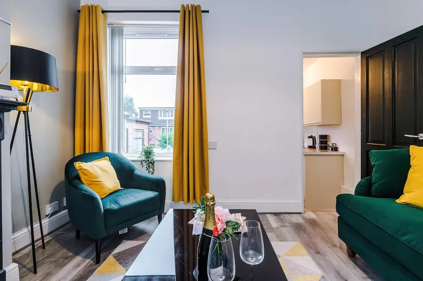 Lovely 2 Bed Home, Perfect for Business, Sleeps 6! - Image 1