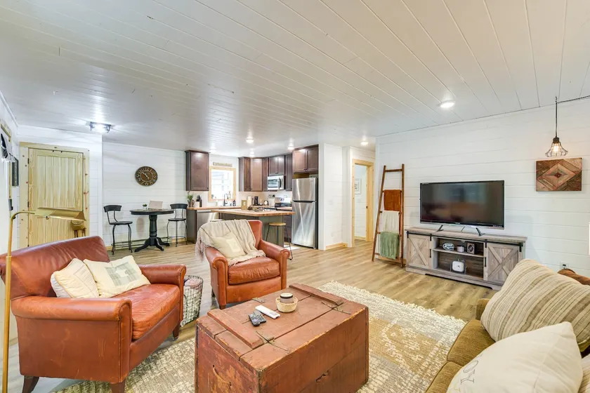 Lake Days, Links & Trails! Danbury Cottage - Image 1