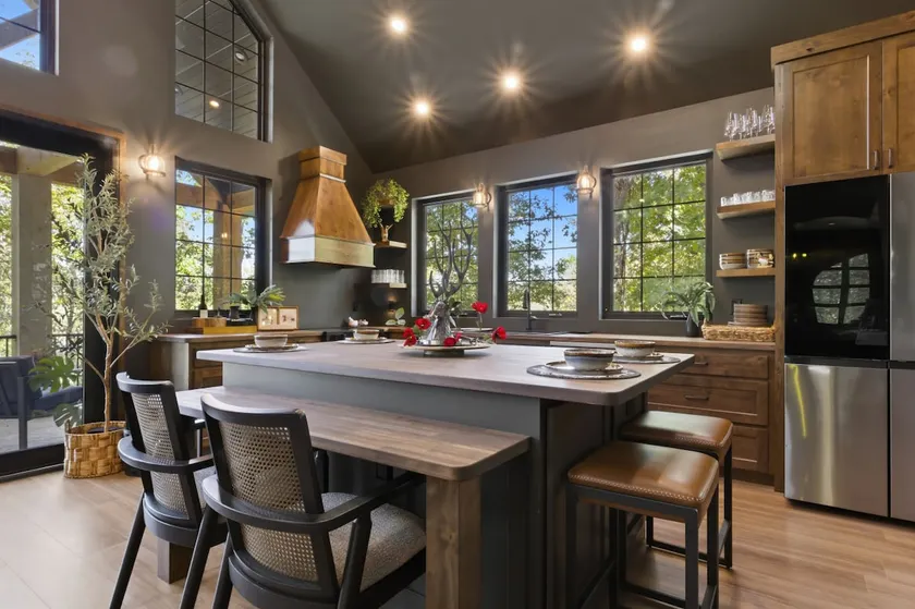 Ha Ha Hideaway - Views, Hot Tub & More! - Image 1