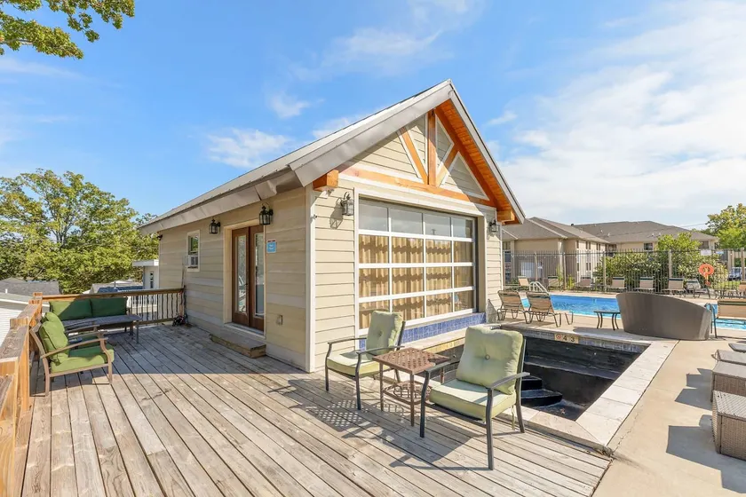 Lighthouse Lodge Pool House - Lakefront studio on the pool deck - Image 1