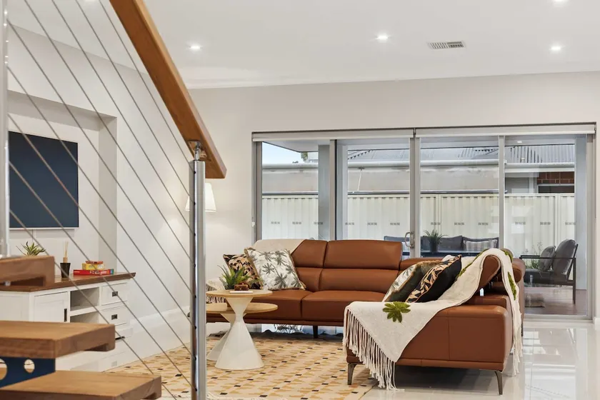 The Lake House | 6 Beds + Spa, 4 Min Coogee Beach - Image 1