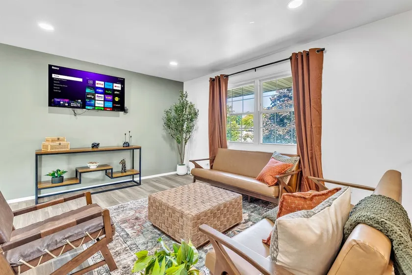 Sleeps 10 • Everyone Stays Together Pets too - Image 1