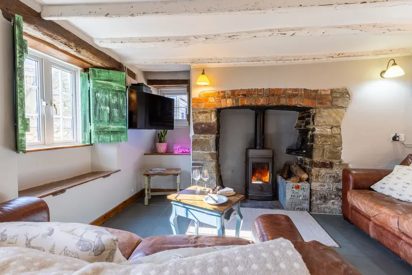 Fuchsia Cottage - Image 1
