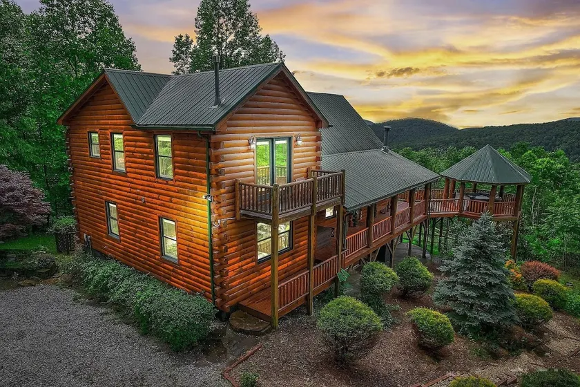 Stunning Mountain Cabin with Views and Hot Tub - Image 1