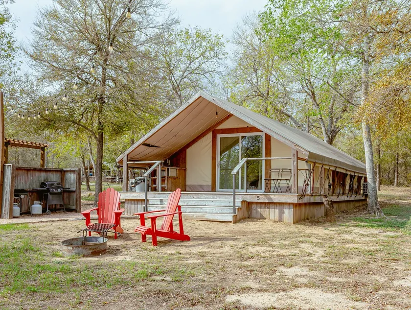 Cozy glamping tent w/ lake access - Image 1