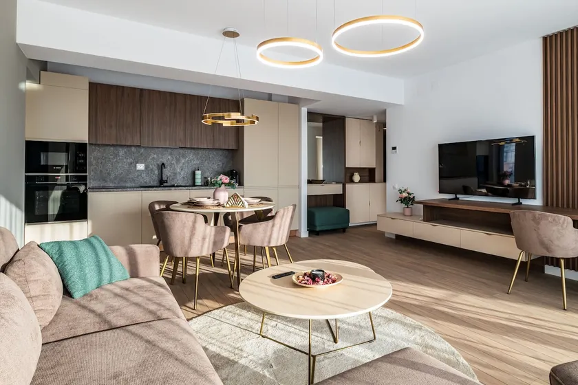 Metropolitan Spacious Retreat - Balcony and View - Image 1