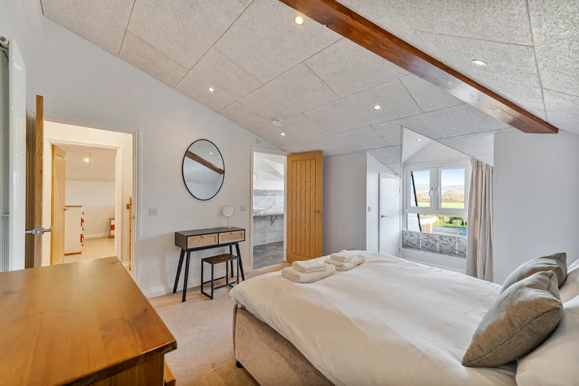 Spacious Home Near Bristol Sleeps 13 Sauna & Court - Image 1