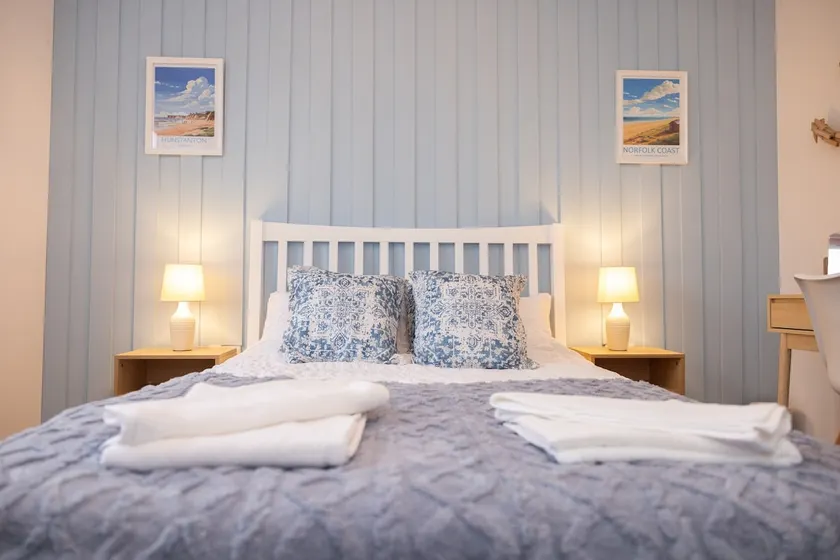 Snettisham Haven: Bright 2BD Coastal Retreat - Image 1