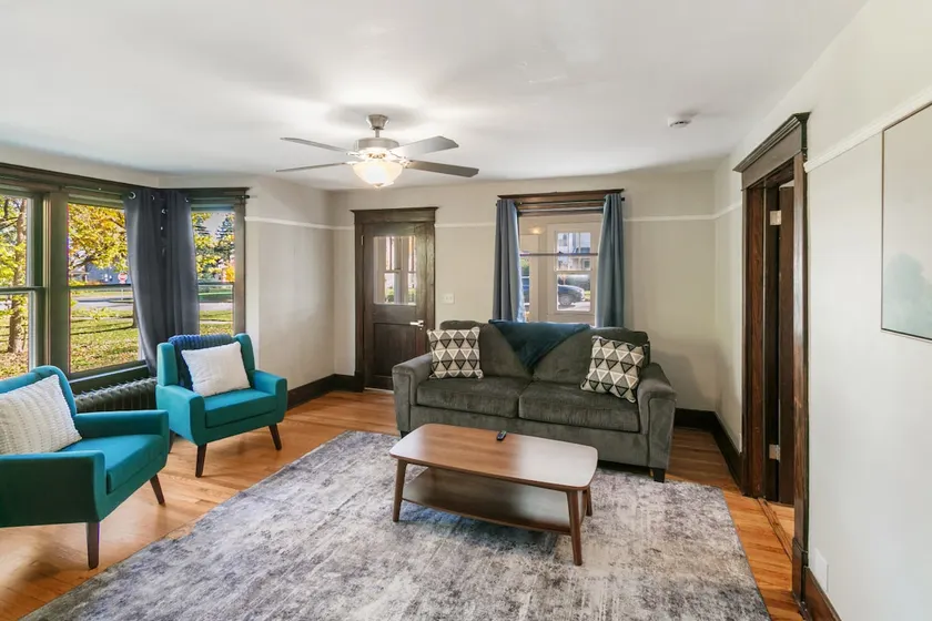 Charming 2 Bedroom Apartment Steps to Downtown Near Naval Base - Image 1