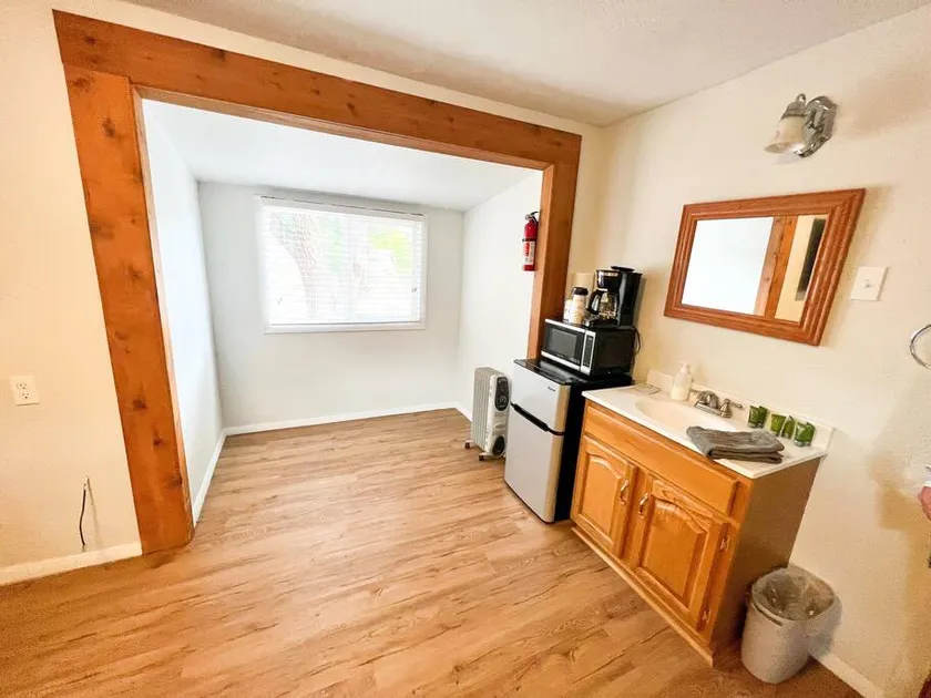 Quiet Mountain Room • Queen Bed • 15 Min to Salida - Image 1
