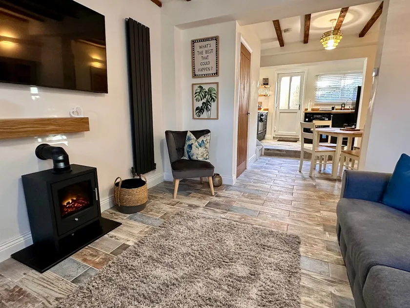 Luxury Village Cottage with Spa Bath & Beams - Image 1