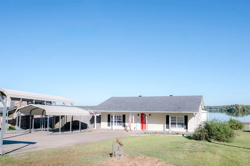 Lozano Lake House - Image 1