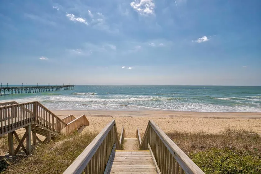 Close to Beach - 5BR Coastal Retreat - Sleeps 10 - Image 1