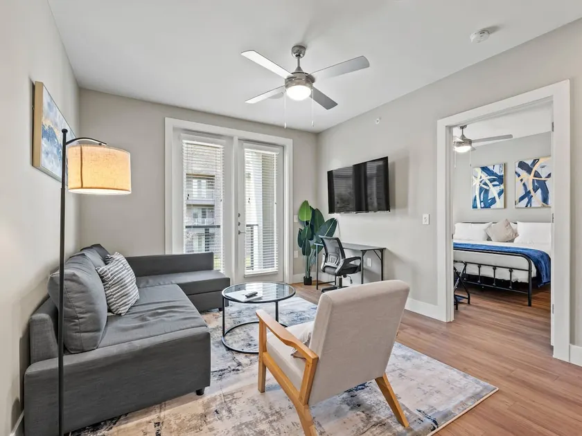 Elegant King Bed+Stockyards+Gym+Pool+Free Parking - Image 1