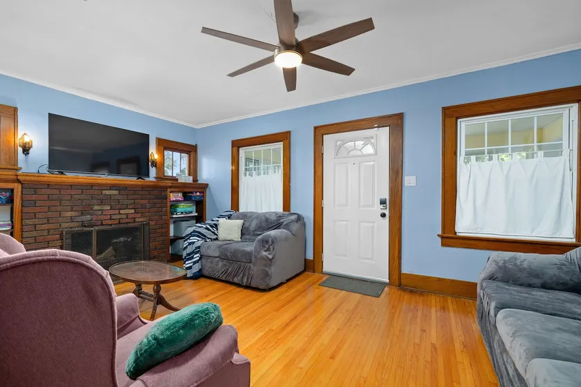 Charming 1920s Apartment Steps from Lakeside Park - Image 1