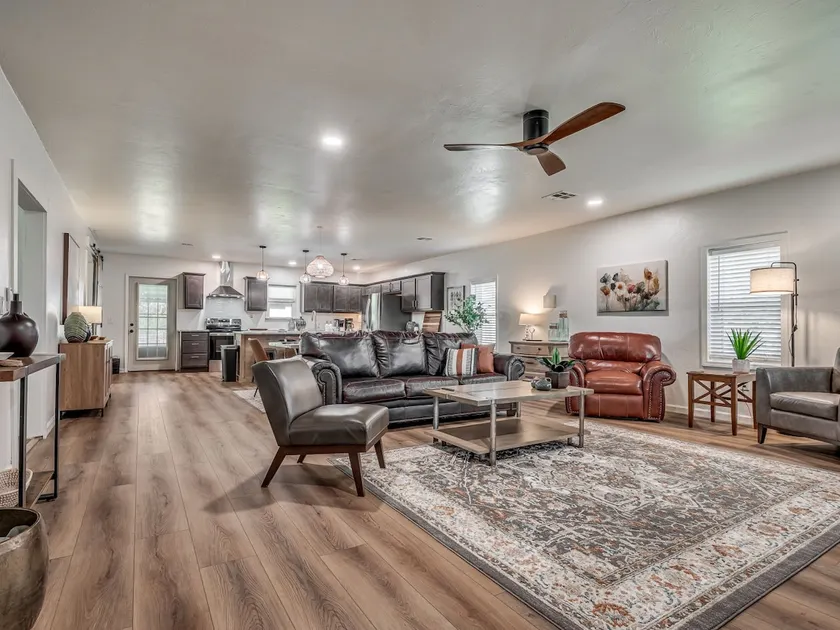 Peaceful Acre - Cozy house with beautiful backyard - Image 1